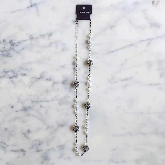 NWT. The Limited Multiple Size Pearls with Chrome Beaded Beads Chained Necklace. - Picture 3 of 4